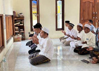 Kunjungi Para Ulama dan Kiyai, Jaro Ade Ziarah ke Makam Pendiri Ponpes Al Inayah di Ciseeng