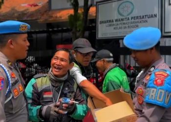 Jumat Berkah, Propam Polresta Bogor Kota Bagikan Makan Siang Gratis 