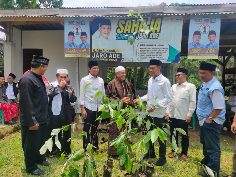Komitmen Jaga Lingkungan, Cawabup Jaro Ade Serahkan Bibit Pohon di Pamijahan 