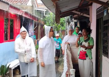 Eka Maulana Tetap Semangat Blusukan di Tengah Guyuran Hujan 