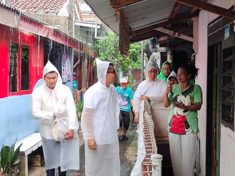 Eka Maulana Tetap Semangat Blusukan di Tengah Guyuran Hujan 