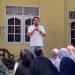 Kreatif, Warga Sambut Heboh Dokter Rayendra Pakai Poster Tulisan Tangan
