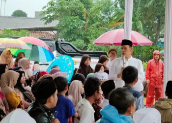 Blusukan di Tengah Guyuran Hujan, Jaro Ade : Saya Siap Wakafkan Diri Untuk Masyarakat  Kabupaten Bogor 