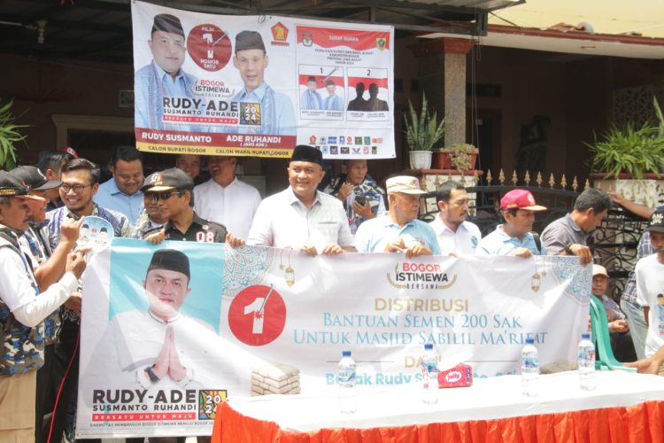 Sapa Warga Pabuaran, Cabup Rudy Susmanto Berikan Bantuan 400 Sak Semen dan 2 Truk Molen Beton