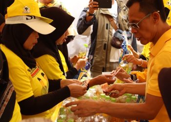 Ribuan Warga Senam Pagi Bersama Cawabup Bogor Jaro Ade dan Serbu Bazar Sembako Murah 