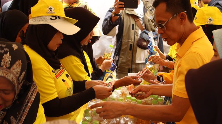 Ribuan Warga Senam Pagi Bersama Cawabup Bogor Jaro Ade dan Serbu Bazar Sembako Murah 
