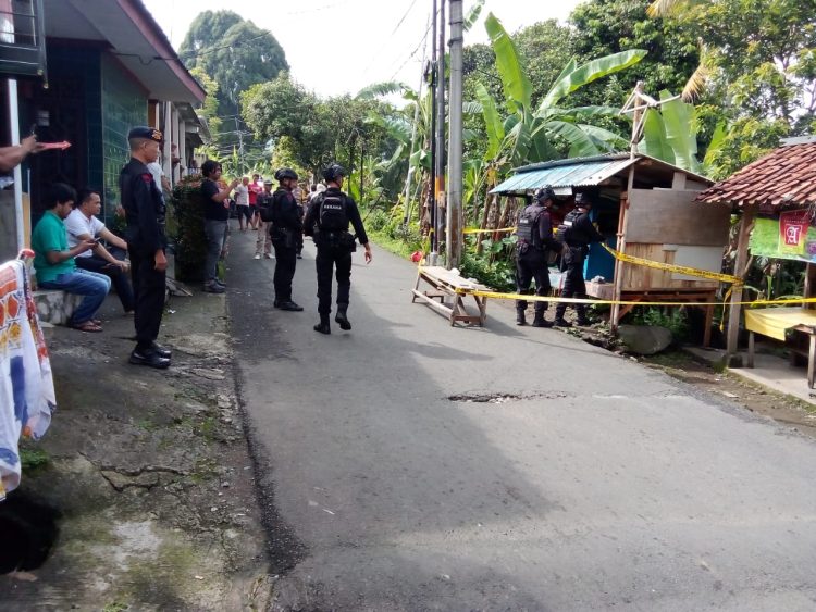 Brimob Kelapa Dua Evakuasi Granat di Tamansari 