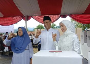 Cawabup Bogor Jaro Ade Gunakan Hak Pilihnya di TPS Kampung Halamannya