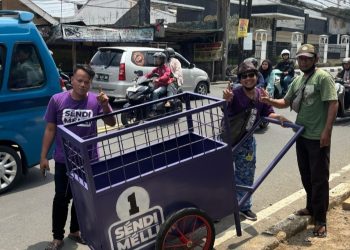 Kerja Nyata Sendi-Melli, Beri Bantuan Gerobak Sampah Untuk Warga