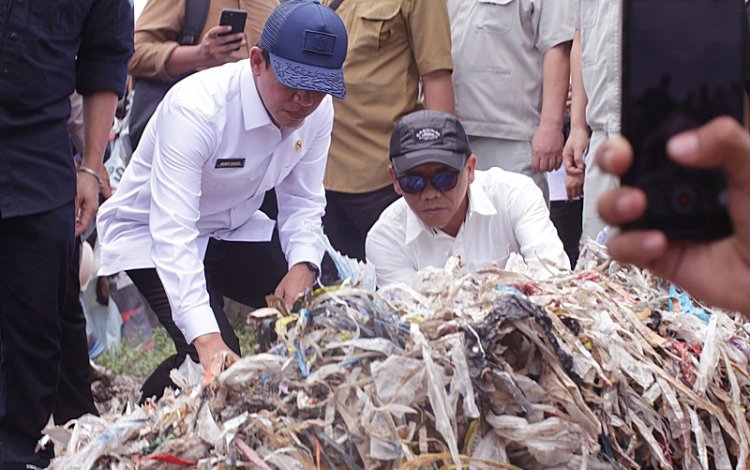 Menteri LH Hanif Nurofiq Sidak TPA PT AK di Gunung Putri Bogor