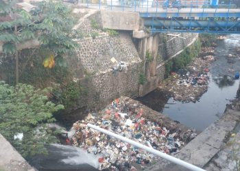 Miris! Sungai di Ciomas Rahayu Dipenuhi Sampah