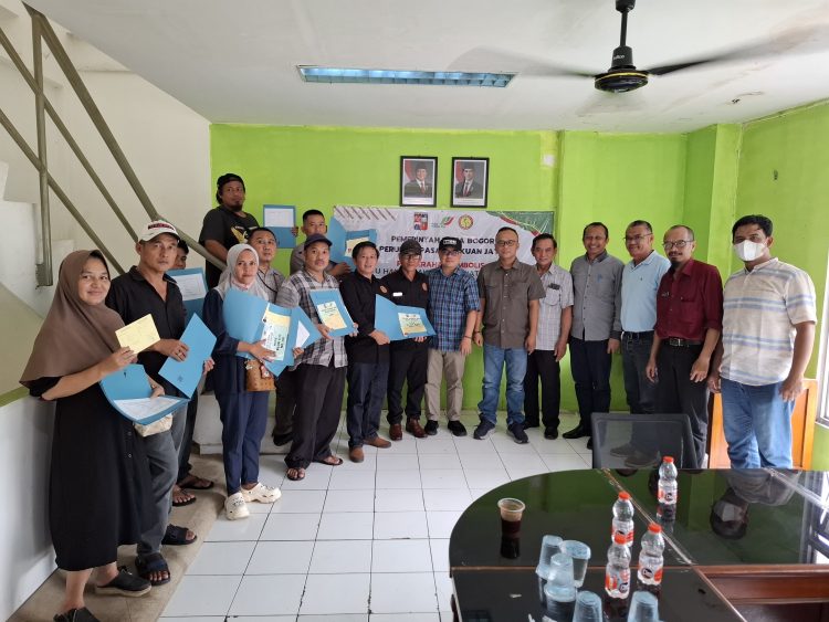 PPJ Serahkan Dokumen Perijinan KHPTB Pedagang Pasar Tekum