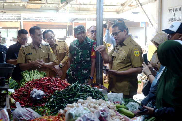 Wabup Bogor Jaro Ade Sidak Harga Pangan di Pasar Leuwiliang