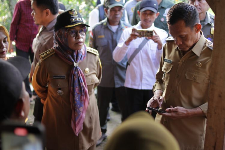 Wabup Jaro Ade Kocek Kantong Pribadi Untuk Beri Bantuan Perbaikan 2 Rumah Warga