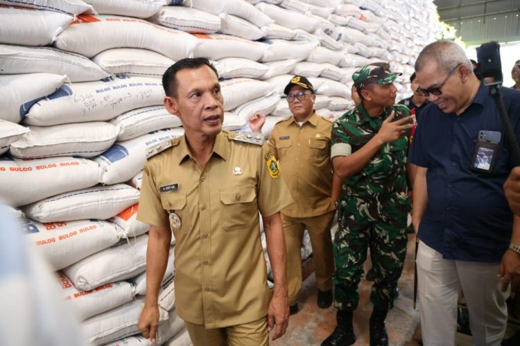 Pastikan Keamanan Pangan Jelang Ramadhan, Jaro Ade Sidak Pasar dan Bulog Dramaga