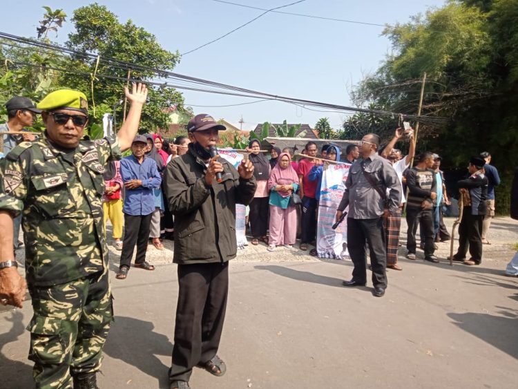 Menolak Konpensasi Dari PT PMC Ratusan Warga Demo di Kantor Kecamatan Tamansari