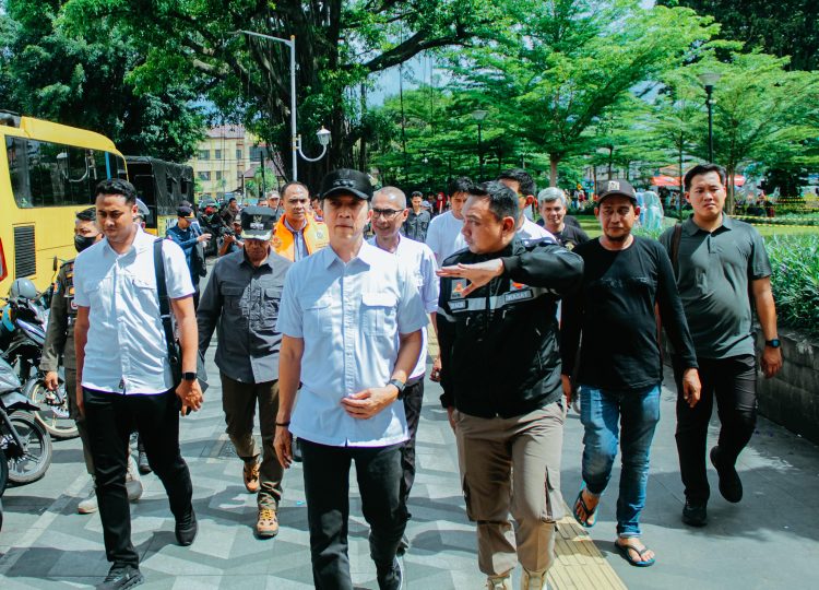 Wisatawan Membludak, Dedie Rachim Pantau Lalu Lintas di Sekitar Alun-alun