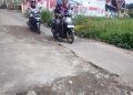 Warga Keluhkan Kondisi Jalan Pondok Bitung yang Rusak Parah