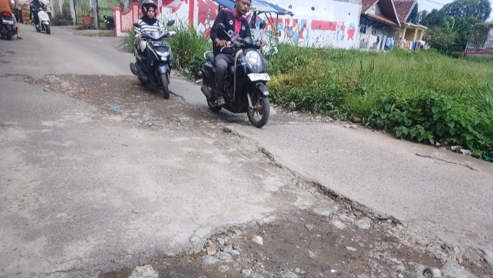 Warga Keluhkan Kondisi Jalan Pondok Bitung yang Rusak Parah