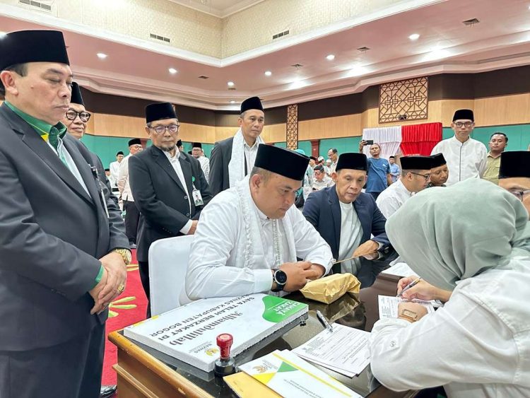 Bupati dan Wakil Bupati Tunaikan Zakat Melalui Baznas Kabupaten Bogor