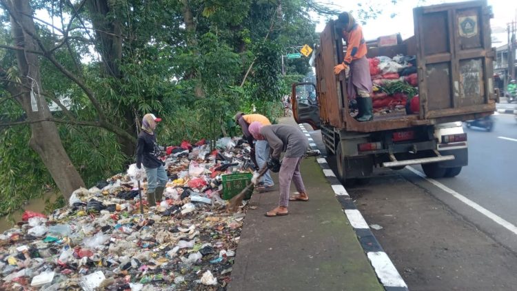 Usai Dapat Laporan, DLH Baru Angkut Sampah di Sukaraja