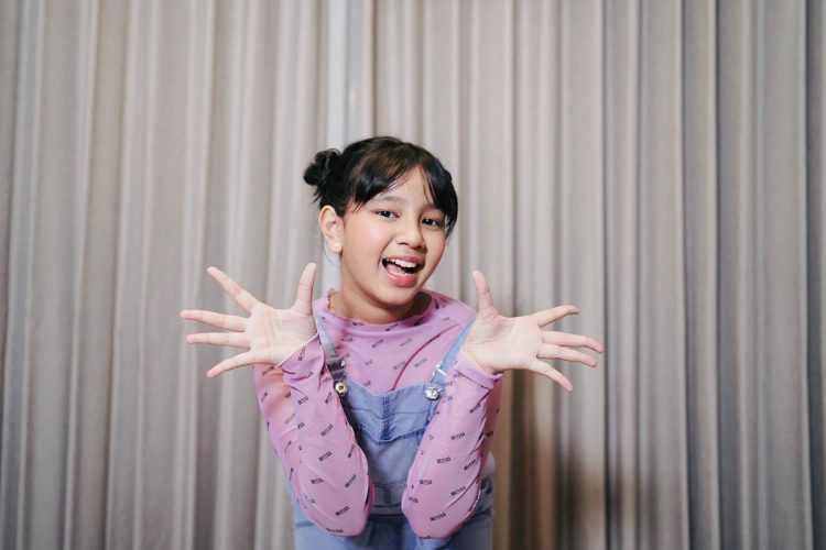 Penyanyi Cilik “Malika Abiya” Rilis Single Terbaru Berjudul Senyum Ibu
