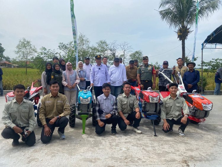 Dukung Swasembada Pangan, Polbangtan Kementan Panen Raya dan Percepatan Tanam di Kabupaten Indramayu