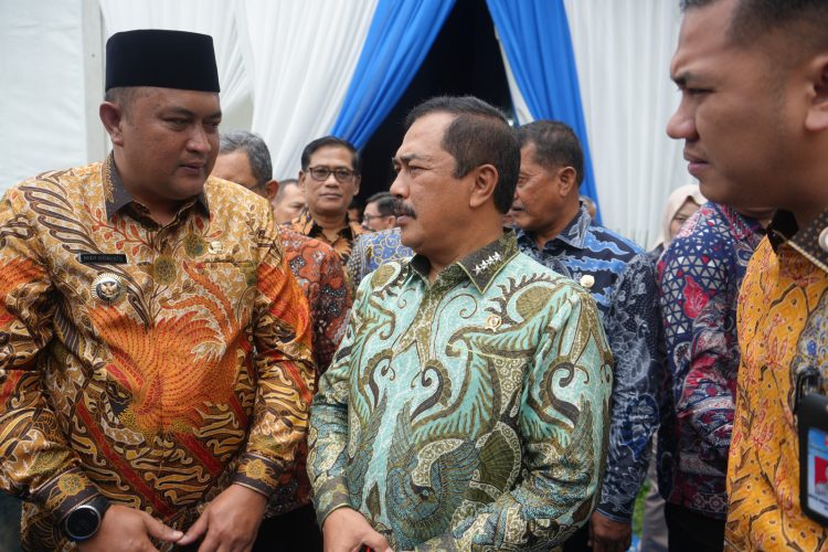 Bupati Bogor Dampingi Menkumham Beri Remisi Ribuan Napi di Cibinong