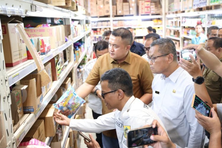 Tindak Lanjuti Edaran BPJPH, Bupati Bogor Sidak Dua Supermarket Besar