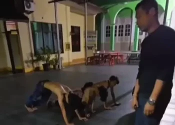 Empat remaja bersenjata tajam