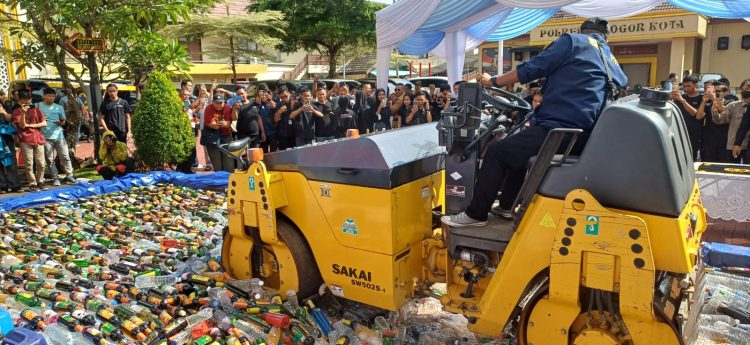 Polresta Bogor Kota Musnahkan 17 Ribu Botol Miras dan 127 Dirigen Ciu Hasil Sitaan