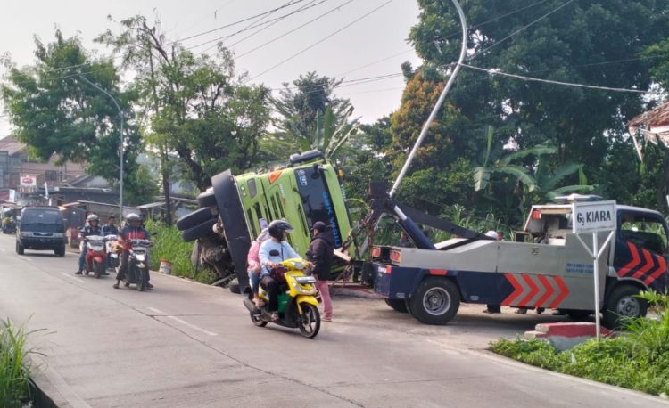 Tak Kuat Nahan Beban, Truk Bermuatan Pasir Terguling di Tamansari