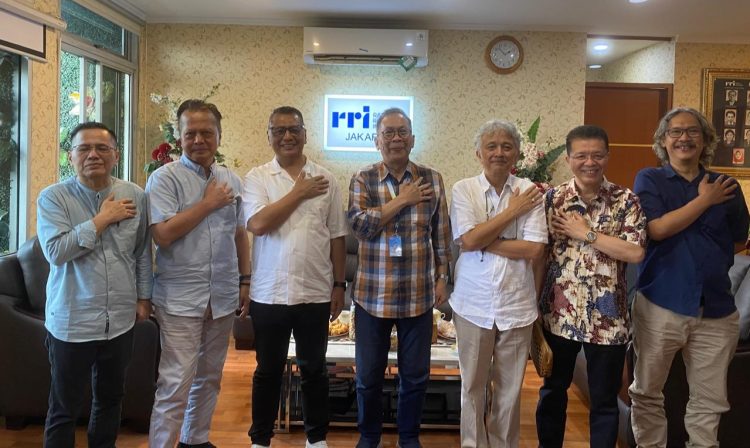 Jajaran Pengurus PWI Jaya dan Pimpinan RRI Jakarta saat menbhas Malam Anugerah MH Thamrin 2025. Foto dok.PWI Jaya
