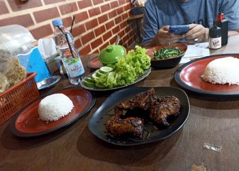 Warung ABG Tawarkan Ayam Bakar Kecap Pedas dan Nasi Timbel Autentik di Kawasan Puncak
