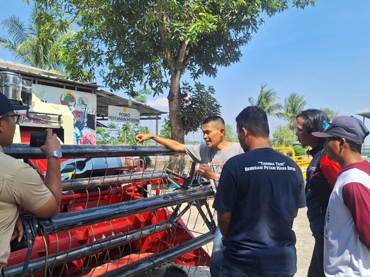 Polbangtan Kementan Latih Petani Indramayu Operasikan Alsintan Modern
