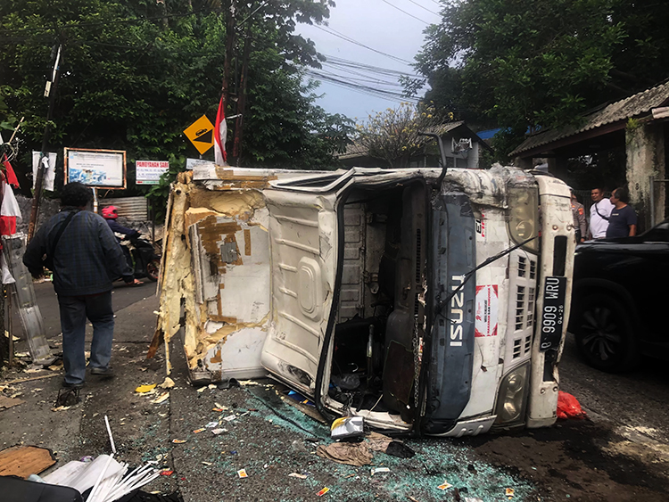 Truk Bermuatan Elektronik