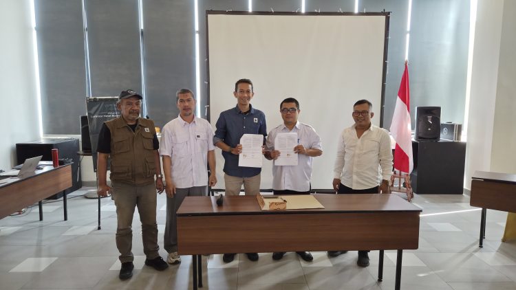 Penandatanganan MoU penanganan sampah antara Perumda PPJ dan WWF Indonesia. Foto. dok.Perumda PPJ Kota Bogor