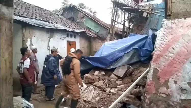 Tiga Rumah Warga