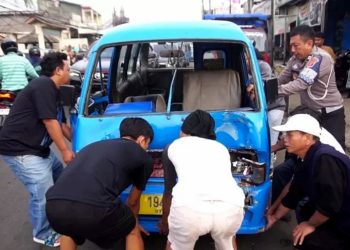 Truk Rem Blong di Cileungsi Hantam Dua Angkot, Tiga Orang Luka-luka