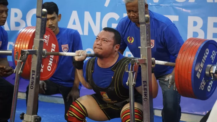 atlet angkat berat