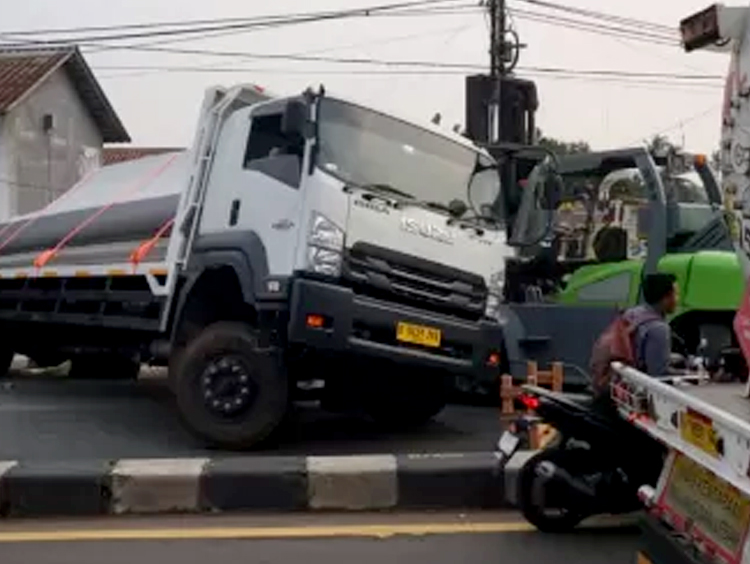 truk bermuatan atap PVC