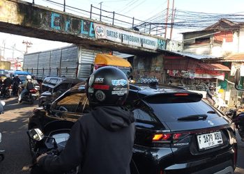 truk boks tersangkut