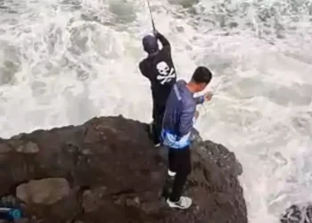 Dua pemancing hilang terseret ombak