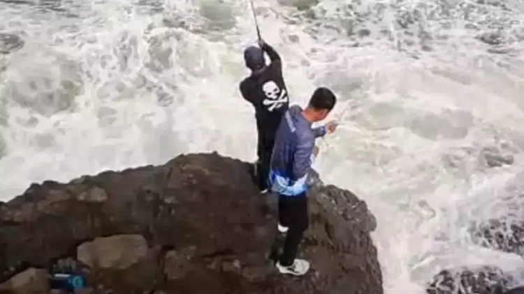 Dua pemancing hilang terseret ombak