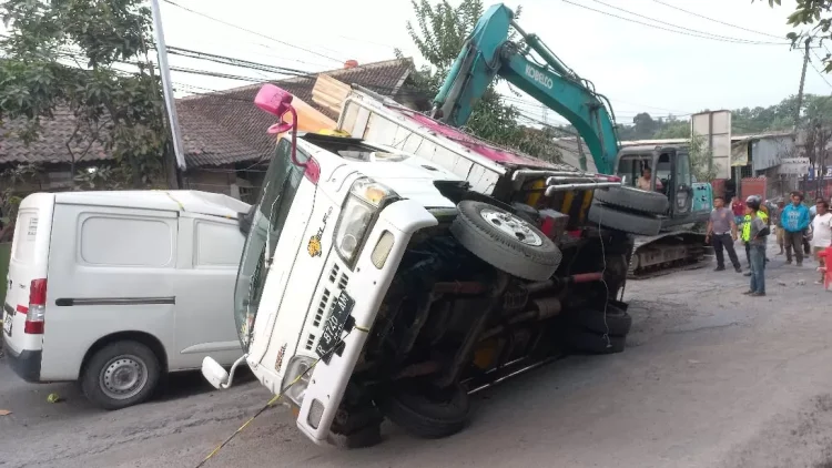 truk bermuatan triplek terguling
