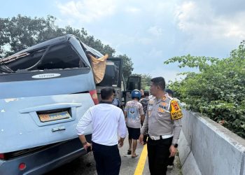 Bus rombongan TNI AL