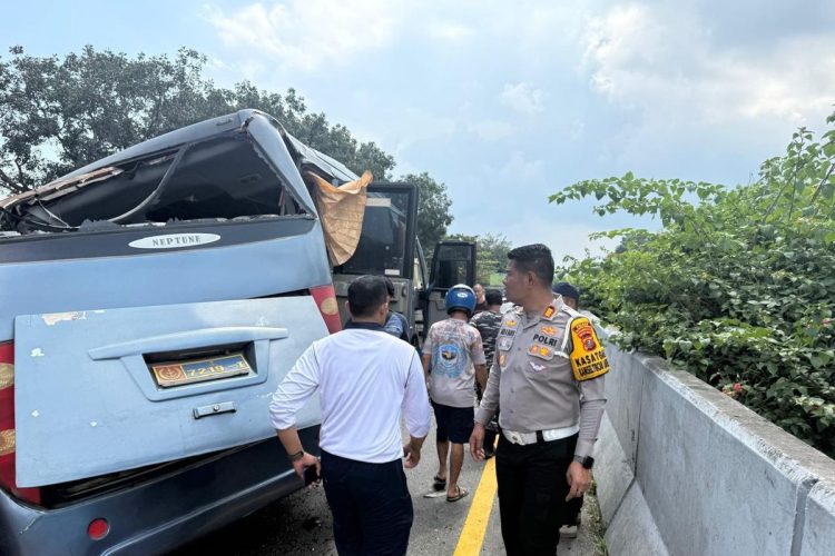 Bus rombongan TNI AL