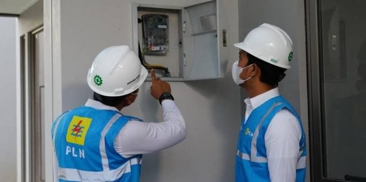 Petugas PLN