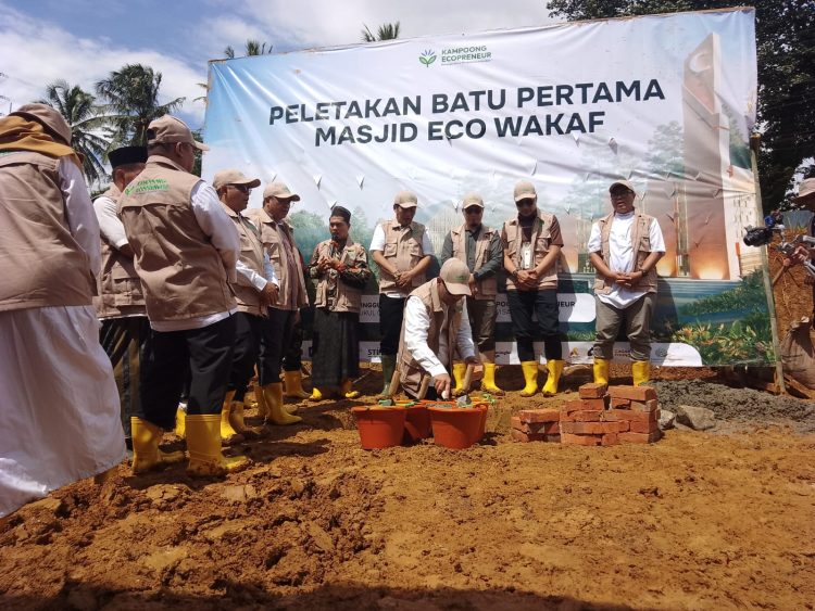 Respons Banjir Sumatra, Masjid Eco Wakaf Leuwisadeng Tebar 1.000 Pohon