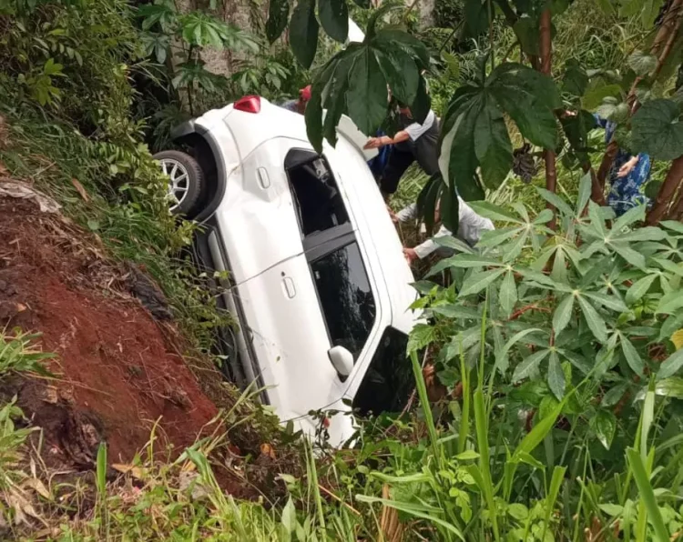mobil terperosok